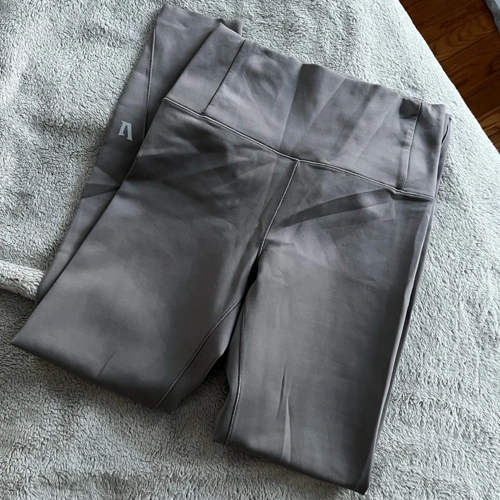 Vuori Women’s Evolve Smoke Gray Leggings Small - Picture 3 of 5